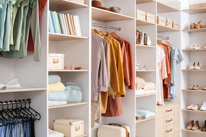 La ropa de abrigo ocupa más lugar y es más voluminosa por lo que despejar espacio es una buena maner de tener todo ordenado