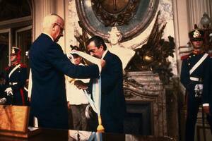 Bignone le pone la banda a Alfonsín, un momento histórico para el país