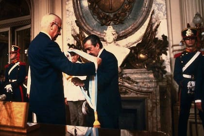 Bignone le pone la banda a Alfonsín, un momento histórico para el país