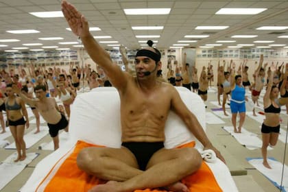Un documental de Netflix cuenta la historia del polémico creador del hot yoga: la disciplina que se practica en salas a 42 grados de temperatura. La fortuna, las mentiras y los abusos sexuales.