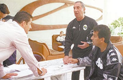 Carlos Bilardo, con el escudo de Libia sobre el pecho, en la preparación de la selección de ese país para las eliminatorias de Corea-Japón 2002; Miguel Lemme, a la derecha, lo acompañó