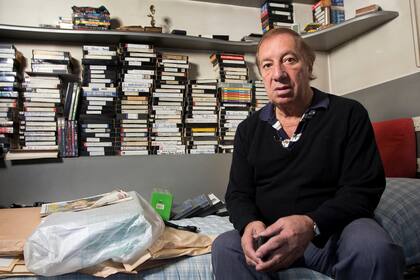 Bilardo y los videos, que tanto lo caracterizaron como director técnico; el ex campeón mundial se encuentra en la sede de Instituto Argentino de Diagnóstico y Tratamiento, de Recoleta.