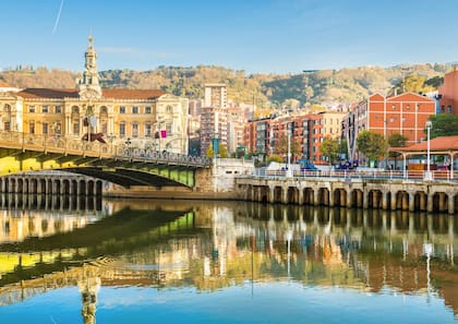 Bilbao: la facilidad para acceder a la montaña y la costa desde el centro urbano fue valorada por los locales.