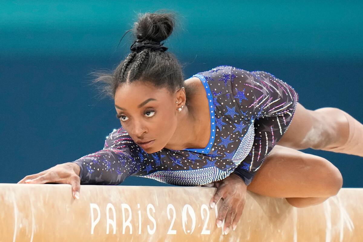 Biles actúa en la viga de equilibrio; no estuvo del todo bien en barras asimétricas, su tipo de competencia menos fuerte, pero se recuperó en suelo, su mayor especialidad, y conquistó el éxito en All Around en los Juegos Olímpicos de París.