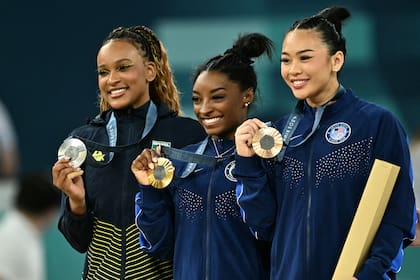 Biles ganó en All Around como en Río de Janeiro 2016 y esta vez compartió el podio con la brasileña Rebeca Andrade y la también estadounidense Sunisa Lee, la campeona olímpica en Tokio.