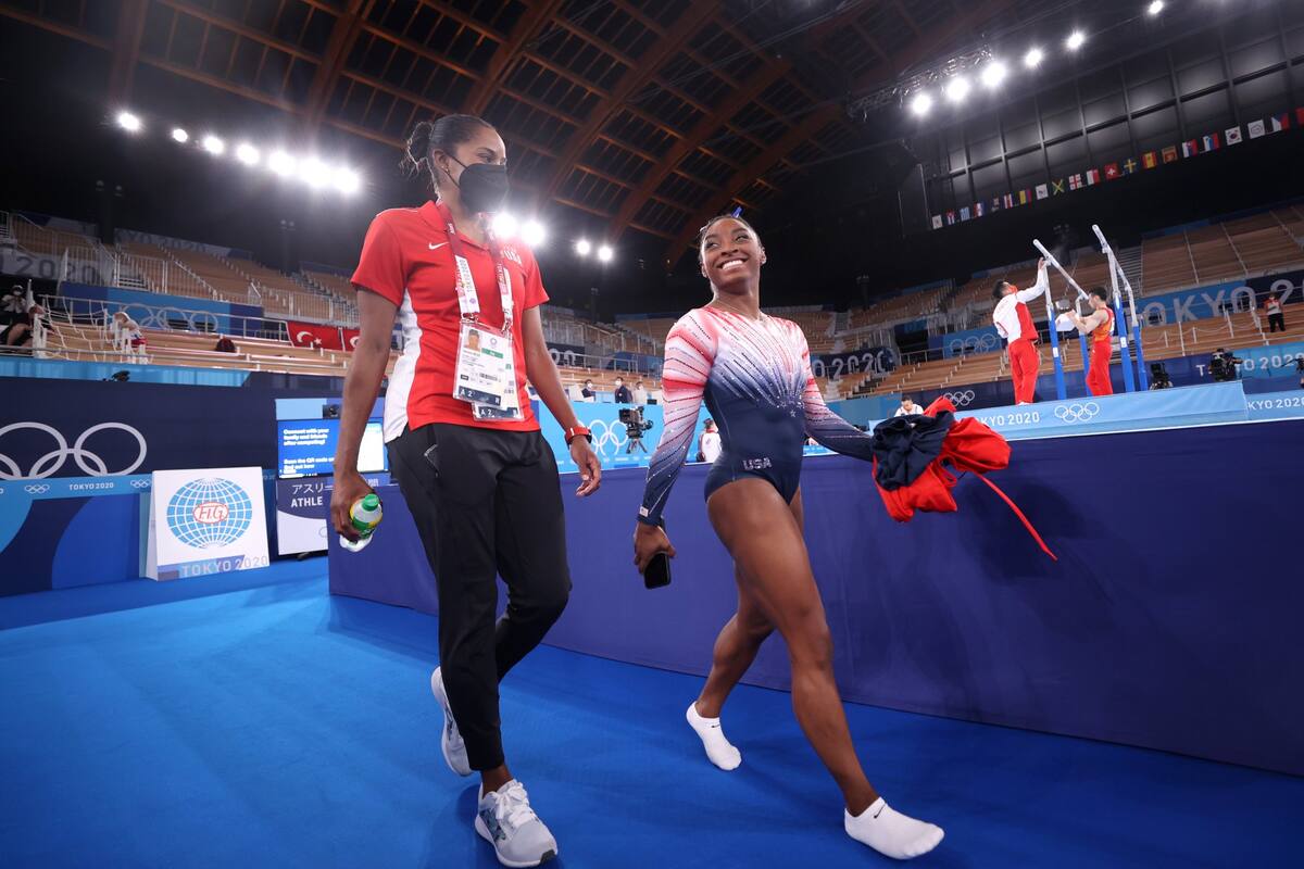 Biles sonríe, rumbo a la zona de competencia