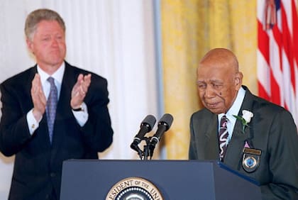 Bill Clinto en 1997 con sobrevivientes de Tuskegee en la conferencia en donde pidió perdón (Foto: Getty Images)