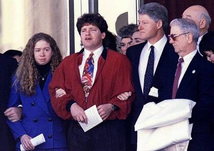 Bill Clinton eliminó los antecedentes criminales de su medio hermano Roger, gracias al perdón que le concedió en su último día en la Casa Blanca.