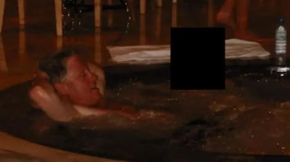 Bill Clinton en lo que parece ser un Jacuzzi con una persona al lado