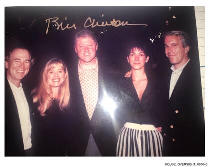 Bill Clinton junto a Jeffrey Epstein y Ghislaine Maxwell