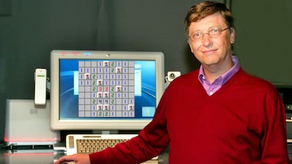 Bill Gates junto a uno de los primeros juegos que se incorporó a Windows y del cual se hizo adicto: el buscaminas