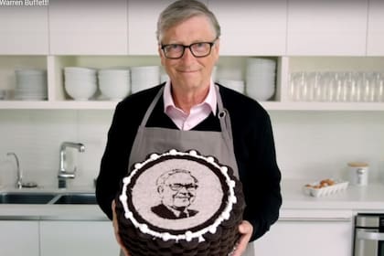 Bill Gates mostró su faceta de repostero en un video.