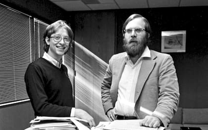Bill Gates y Paul Allen fundaron Microsoft en 1975; Gates tenía 19 años y Allen, 21