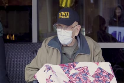 Bill Lapschies acaba de cumplir 104 años y se unió al pequeño club de ancianos sobrevivientes al coronavirus.