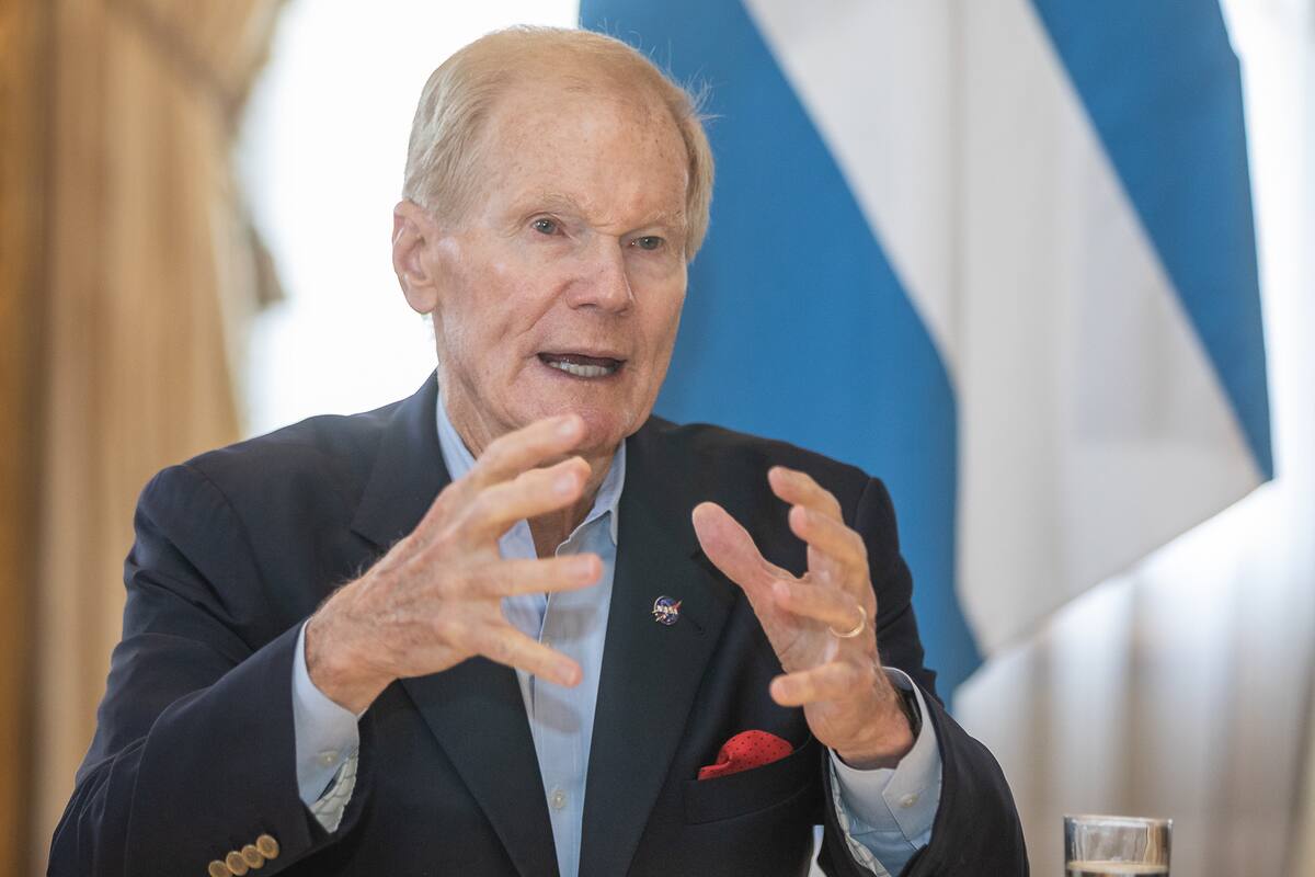 Bill Nelson, administrador de la NASA, durante la conferencia de prensa en la Embajada de Estados Unidos