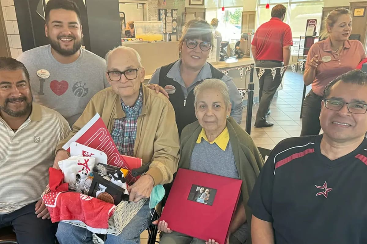 Bill y Becky Chilcutt con los empleados de Chick-fil-A de Houston que les hicieron el regalo (Facebook)