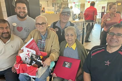 Bill y Becky Chilcutt con los empleados de Chick-fil-A de Houston que les hicieron el regalo (Facebook)