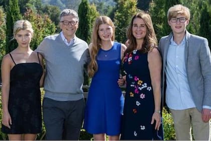Bill y Melinda Gates con sus tres hijos, Phoebe, Jennifer y Rory, en noviembre de 2019