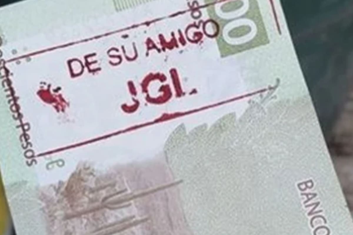 Billetes con las siglas de Joaquín Guzmán Loera