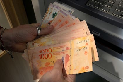 Billetes de $1000 retirados de un cajero automático en Buenos Aires.