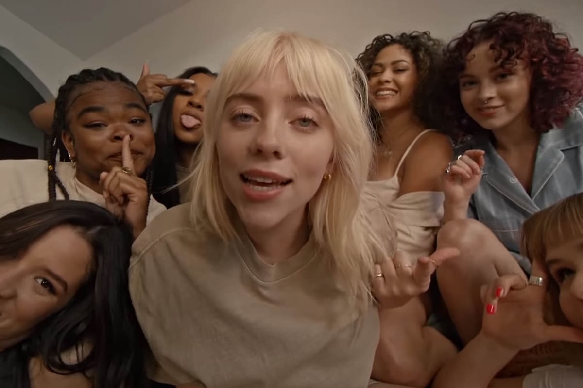 Billie Eilish armó una irónica pijamada para su canción "Lost Cause"