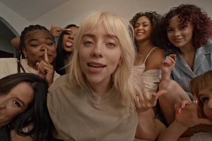 Billie Eilish armó una irónica pijamada para su canción "Lost Cause"