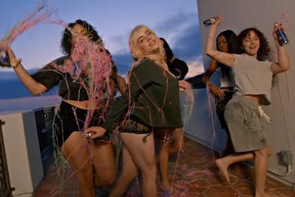 Billie Eilish capturas de su video Lost Cause