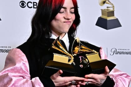 Billie Eilish posa junto a sus Grammys a la mejor canción del año y mejor canción escrita para una película, televisión u otro medio visual, por su tema para la película Barbie, "What Was I Made For?"; Eilish interpretó la canción en vivo durante la ceremonia, acompañada de su hermano Finneas O'Connell, quien fue su coautor, al piano