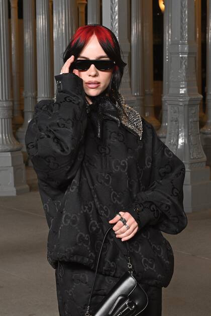 Billie Eilish, que recientemente lanzó una colaboración con Gucci, llevó un conjunto oversize de la firma italiana que accesorizó con lentes de sol y una renovada versión del minibolso Horsebit 1955 de la marca.