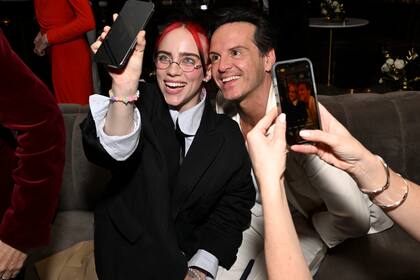 Billie Eilish y Andrew Scott posan divertidos mientras se sacan una selfie en la afertparty de Netflix