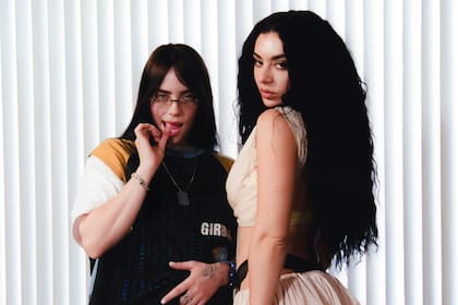 Billie Eilish y Charli XCX, dos figuras pop y un video explosivo