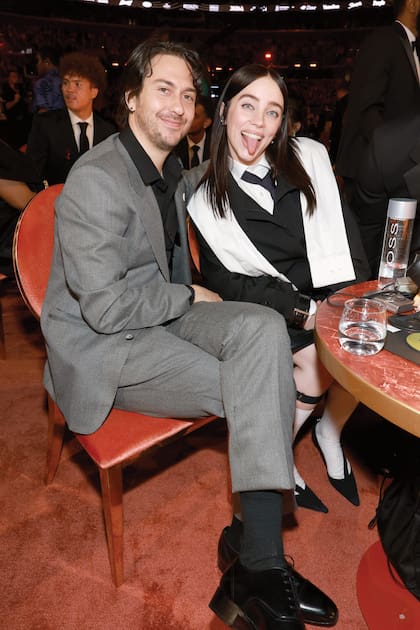 Billie Eilish y Nat Wolff no caminaron juntos por la red carpet, pero durante la gala se mostraron muy cómplices y él celebró con emoción la victoria (ganó Canción del Año) de la artista
