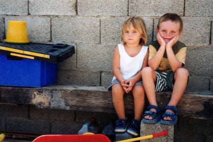 Billie y Alex, con 3 y 4 años, en Zurgena, alrededor de 2002
