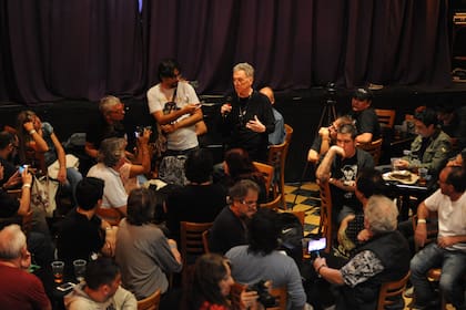Billy Bond al frente de la charla abierta