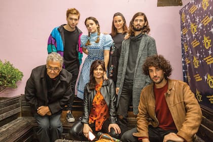 Billy Bond junto al elenco de su puesta del musical El mago de Oz. “La música es aburrida. El teatro me da otra adrenalina”, dice.