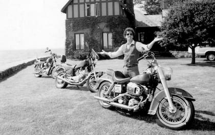 Billy Joel junto a parte de su colección personal de motos en 1981 (Billy Joel Archives, imagen de Dan Weaks)