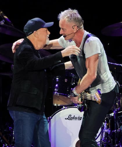Billy Joel y Sting se abrazan luego de compartir escenario en el estadio Allegiant de Las Vegas, Nevada