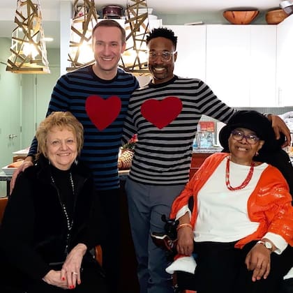 Billy Porter junto a su mamá, su esposo Adam Smith y a su suegra en el último Día de la Madre