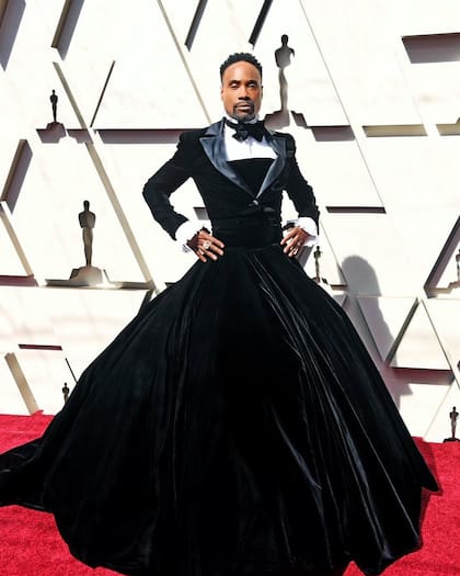 Billy Porter llevó un esmoquin- vestido de terciopelo negro, de Christian Siriano, a la gala de los Oscar 2019
