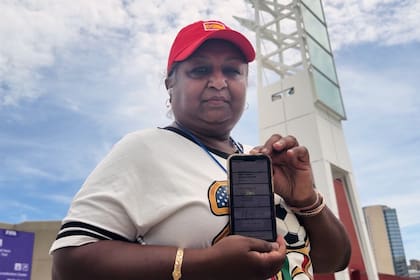 Bina Ramroop muestra el boleto que adquirió en StubHub para el partido del Mundial entre España y Cabo Verde, el lunes 15 de junio de 2026, en Atlanta. (AP Foto/Emilie Megnien)