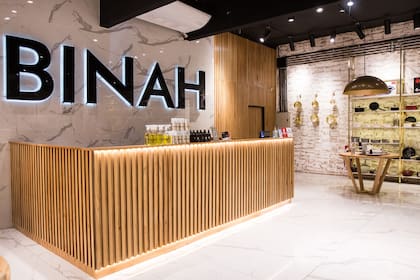 Binah tiene nueve tiendas y tres de ellas están en Once, donde se destaca la de Sarmiento y Larrea que fue la primera de todas.