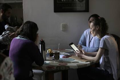 Los sondeos que planea contratar el Gobierno incluyen encuestas presenciales, telefónicas y por WhatsApp