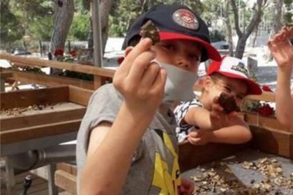 Binyamin Milt, de 9 años, encontró la pieza de oro en agosto de este año, mientras tamizaba la tierra del Monte del Templo junto a otros voluntarios