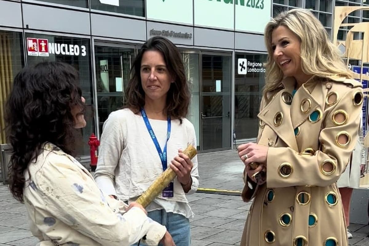 Biocuero. Rocío Errecaborde, y Cecilia Scarrone junto a Máxima de Holanda