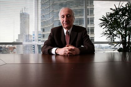 Biografía Bernardo Kliksberg nació en Buenos Aires en 1940. Es doctor en Ciencias Económicas, Ciencias Administrativas, sociólogo, contador público y licenciado en administración. Asesor principal del PNUD en América Latina y el Caribe, escribió, entre otros, Emprendedores sociales. Los que hacen la