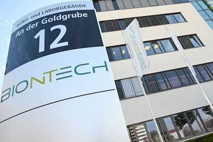 Pfizer y BioNTech son los primeros fabricantes de medicamentos que muestran datos exitosos de un ensayo clínico a gran escala para obtener una vacuna contra el coronavirus