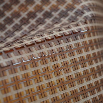 Biotextil basado en fermento de té dulce y microorganismos desarrollado por Emilce Cesarini. El empleo de patrones de corte permite lograr en el material comportamientos de flexión diferentes.