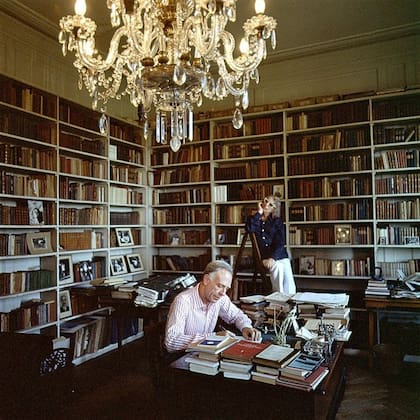 Bioy y Silvina, en la biblioteca del departamento de la calle Posadas.
