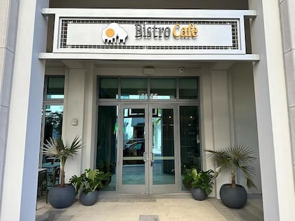 Bistro Café está ubicado en Laguna Street, en Miami