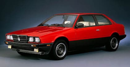 Biturbo 1982. Esta controvertida coupé de líneas cuadradas, fue un gran éxito gracias a su revolucionario motor V6 2.0 L con dos turbos